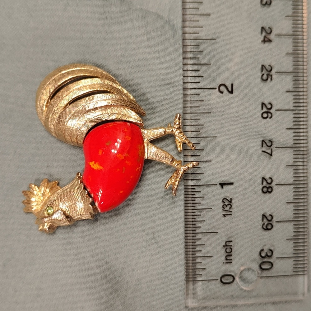 Vintage red speckled rooster lapel pin/brooch with goldtones